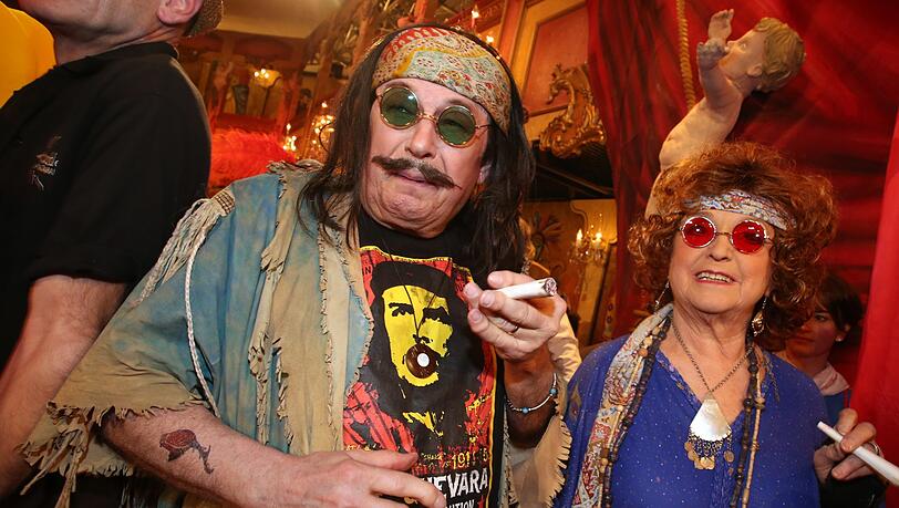 Günther Beckstein und seine Frau Marga kamen als kiffende Hippies. Günther Beckstein und seine Frau Marga kamen als kiffende Hippies.