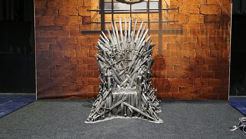 Bitte einmal auf dem Eisernen Thron aus Game of Thrones Platz nehmen. Bitte einmal auf dem Eisernen Thron aus Game of Thrones Platz nehmen.