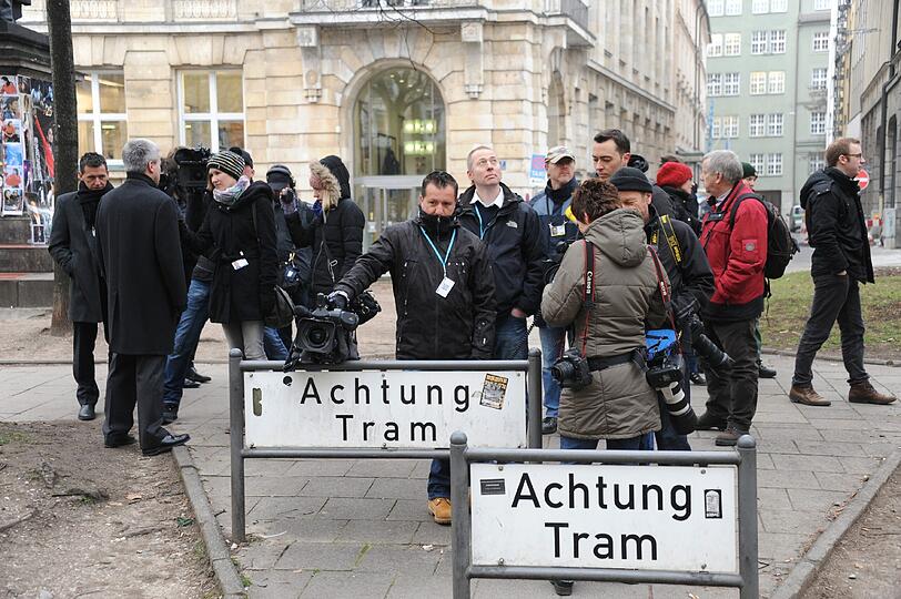 Sicherheitskoferenz: Hunde schnüffeln an den Gullis, die Polizei filzt den Bereich um den Bayerischen Hof. Die Bilder aus der Münchner City...