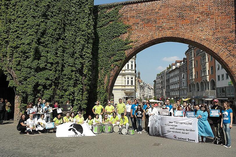 Am Sendlinger Tor hat die Tierrechtsorganisation Animals United Lärm für die Stimmlosen, die Tiere, gemacht.