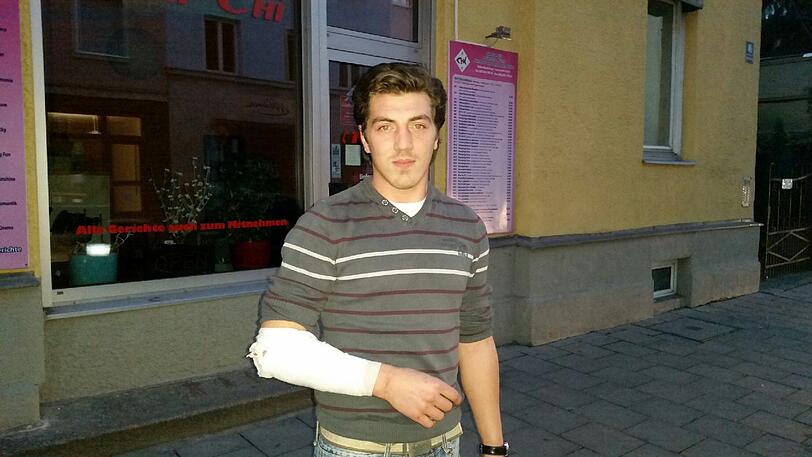 Der 26-Jährige hat bei dem halsbrecherischen Manöver leichte Verletzungen am rechten Arm erlitten.