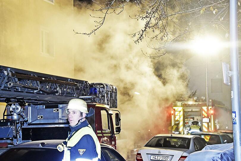 Bei dem Brand in der Tiefgarage wurde drei Autos komplett zerstört. Die Feuerwehr war mit 60 Mann im Einsatz.