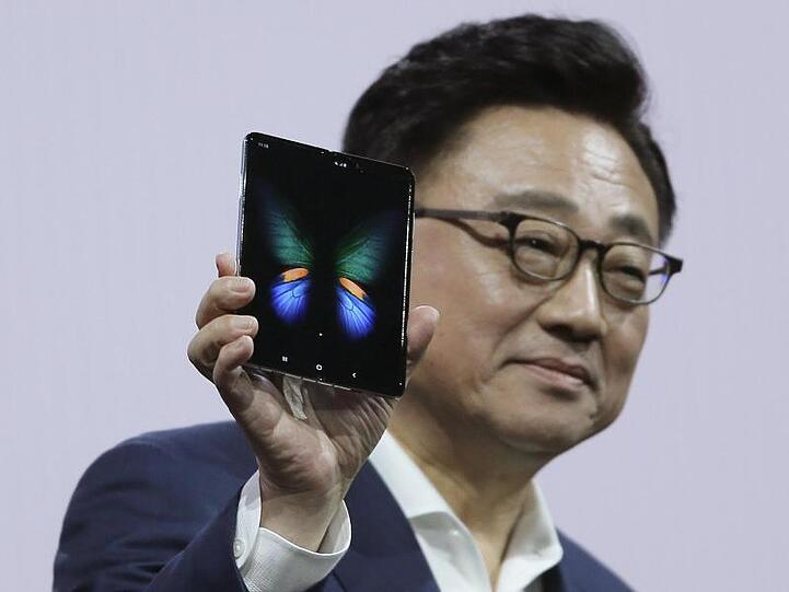 Samsung wagt sich nun bereits einige Tage vor Start der Messe in Barcelona mit einem konkreten Serienmodell eines faltbaren Smartphones aus der Deckung.