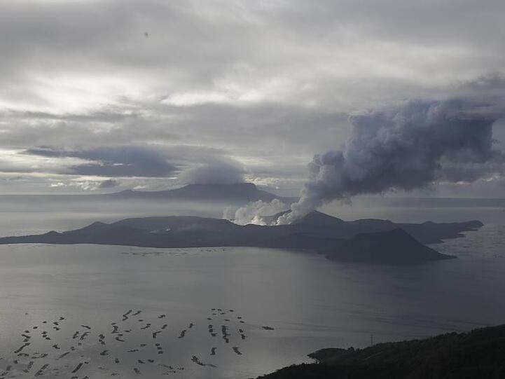 Eine Wolke steigt aus dem Vulkan "Taal", gesehen von Tagaytay in der Provinz Cavite aus.
