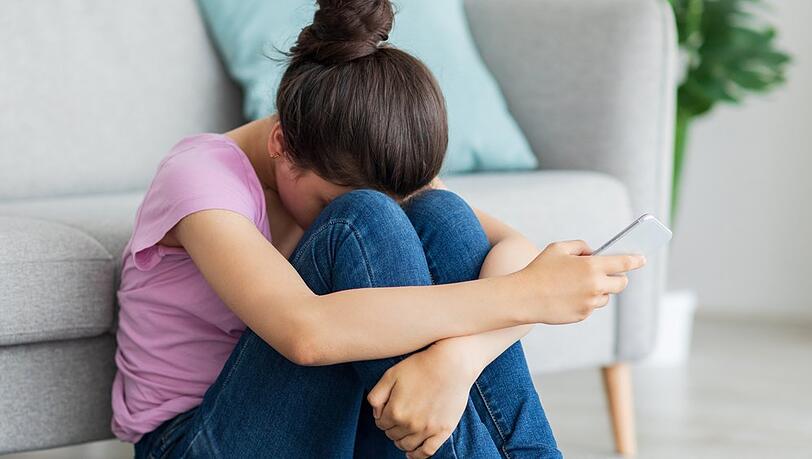 Cybermobbing schwächt das Selbstwertgefühl.