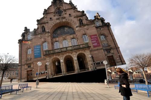 Ein erhebendes Gefühl: AZ-Mitarbeiter Martin Mai lupft (zumindest in der Montage von AZ-Fotograf Berny Meyer) das ganze Opernhaus für seine Serie &bdquo;Außen-Ansicht&ldquo;.