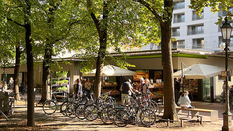 Der neue Elisabethmarkt hat im Herbst 2024 eröffnet - später als geplant. Daran sollen auch Baufirmen schuld sein, glaubt  das Kommunalreferat. Es will deshalb klagen.