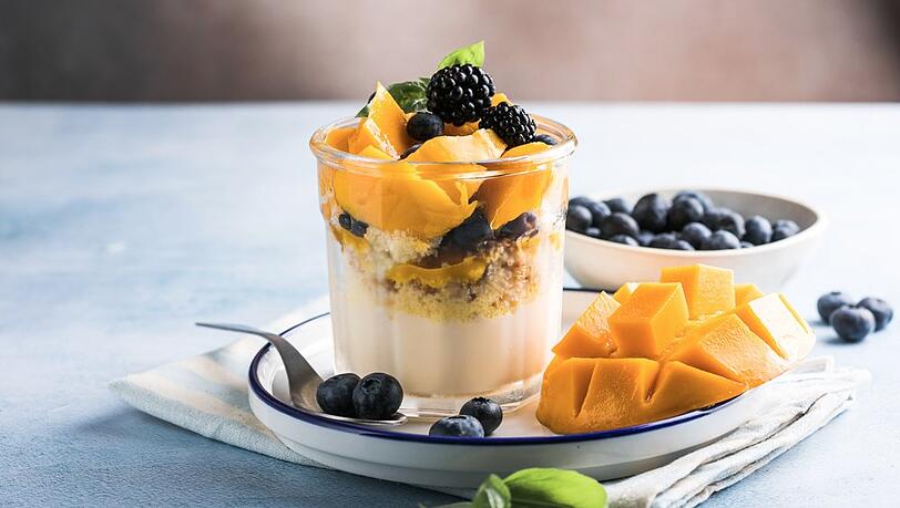 Dieses Dessert ist vollgepackt mit Obst.
