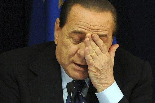 Jetzt auch noch der Vatikan: Berlusconi soll all die Skandale erklären.