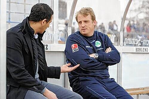 Total angefressen nach dem Koblenz-Spiel: Trainer Mike Büskens (rechts) im Gespräch mit Rachid Azzouzi,  ließ seine Profis  Treppensteigen. Wie einst Felix Magath.