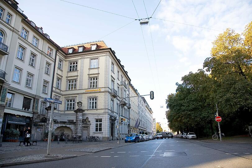 Zentral am Maximiliansplatz &ndash; Ottostraße: 12.000 Euro/m2 Die Lage um den Maximiliansplatz (zwischen Stachus und Brienner Straße) zählt ebenfalls zu den Münchner Top-Adressen. Bestechend gut sind die zentrale Lage und das reiche kulturelle Angebot. Als Mieter zahlt man hier bis 23 Euro pro Quadratmeter. Käufer müssen bis zu 12.000 Euro pro Quadratmeter hinblättern.