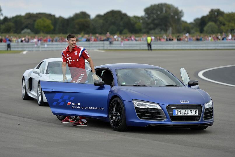 Die Bayern-Stars mit ihren neuen Dienstwagen.