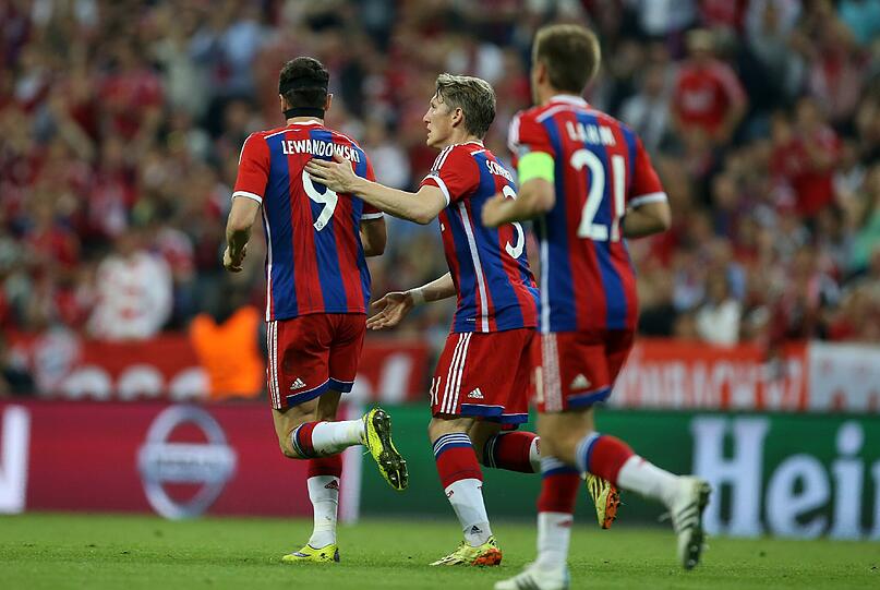 12. Mai - das CL-Aus: Die Bayern haben sich wieder berappelt nach der 0:3-Klatsche in Barcelona und blasen zum Angriff. Ein frühes Tor durch Benatia macht Mut. Doch Neymar beendet die Hoffnungen bis zur 29. Minute mit einem Doppelpack. Am Ende gewinnen die Bayern mit 3:2 und verabschieden sich würdevoll aus der Championsleague. Nach dem DFB-Pokal verpasst der FCB einen weiteren anvisierten Titel.