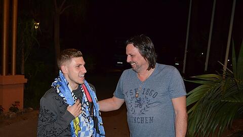 Willkommen, Levent! Hier kommt Werder Bremens Leihgabe Levent Aycicek im Teamhotel des TSV 1860 an.