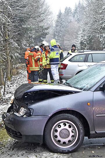 Zehn Fahrzeuge wurden bei der Massenkarambolage bei Zorneding beschädigt. Die Bilder.