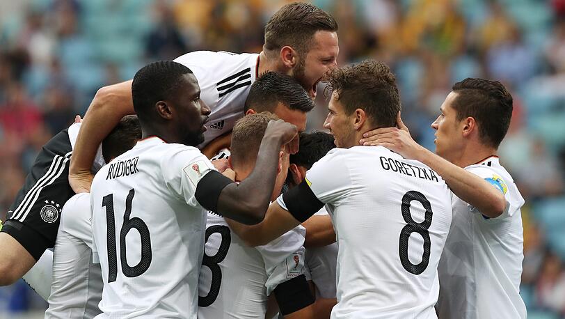 Haben auch in Abwesenheit der zahlreichen geschonten Weltmeister beim Confed-Cup-Auftakt Grund zum Jubeln: Shkodran Mustafi (l.), Julian Draxler (r.) und Co.