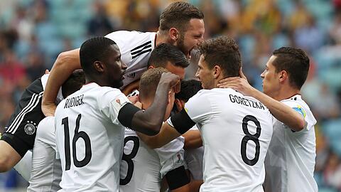 Haben auch in Abwesenheit der zahlreichen geschonten Weltmeister beim Confed-Cup-Auftakt Grund zum Jubeln: Shkodran Mustafi (l.), Julian Draxler (r.) und Co.