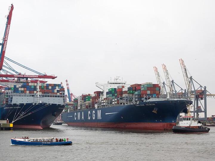 Containerschiffe im Hamburger Hafen.