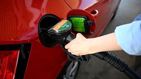 Die Spritpreise ziehen vor dem Inkrafttreten der erhofften Preisbremse etwas an. (Illustration)