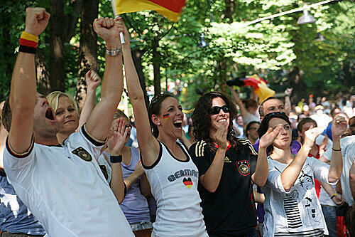 Tausende Münchner jubeln im Augustinerkeller beim 1:0 &ndash; es folgen noch drei Tore für Deutschland, die Freude über das 4:1 gegen England ist grenzenlos.