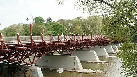 Die beiden Kinder waren von der Thalkirchner Brücke in den Isarkanal gesprungen. (Archivbild)