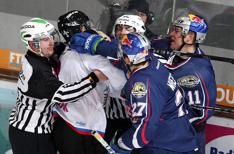 EHC München: Die NHL-Leihgaben Blake Wheeler und Paul Stastny raufen mit Jame Pollock (Nürnberg).