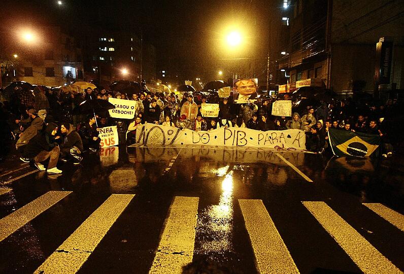 Knapp ein Jahr vor der Fußball-WM in Brasilien erlebt das Land einen ungeahnten Sturm des Protestes.