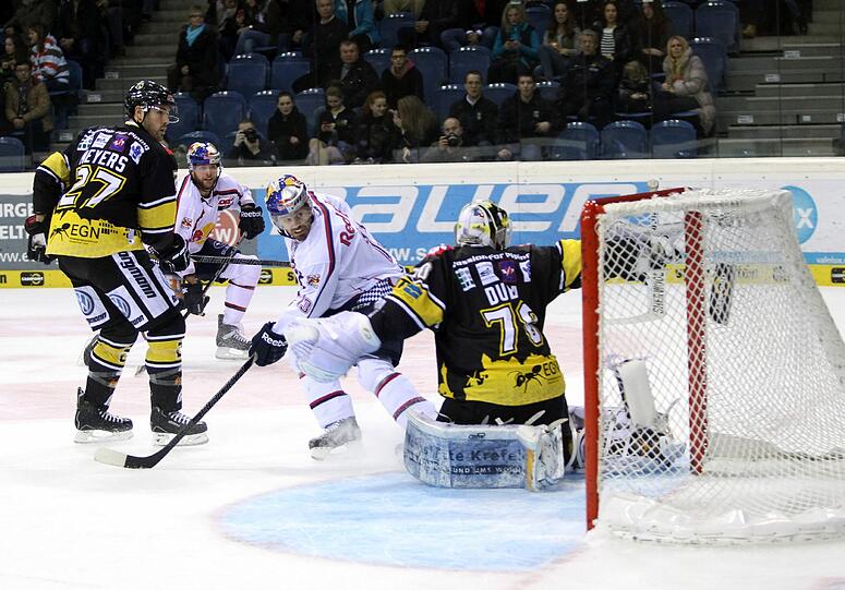 Der EHC Red Bull München um Stürmer Daniel Sparre setzte sich bei den Krefeld Pinguins durch.