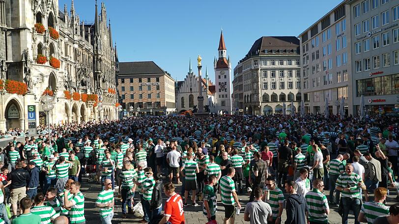 Auf dem Marienplatz feiern bereits die Celtic-Fans.