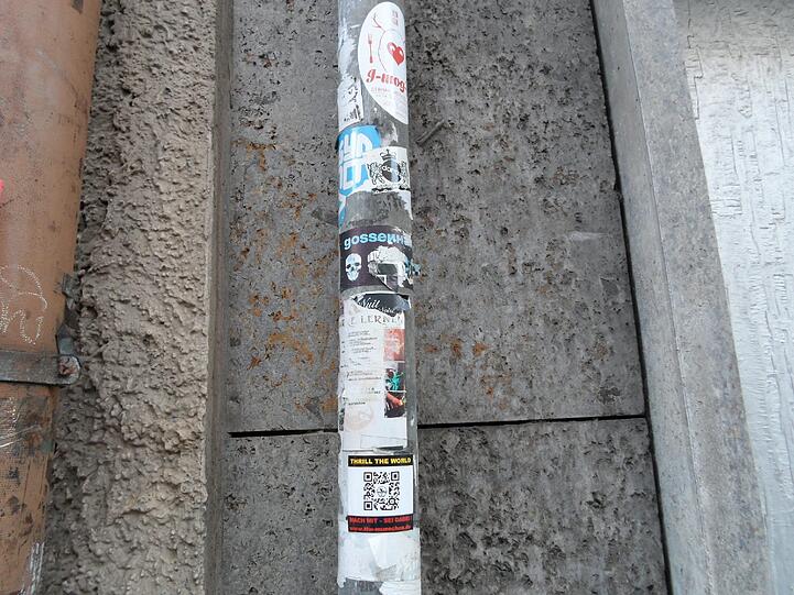 Ein Spiegelbild des Lebens im Stadtviertel: Die zahllosen Aufkleber in der Isarvorstadt zeigen mehr oder weniger gelungen, was sich tut - oder getan hat.