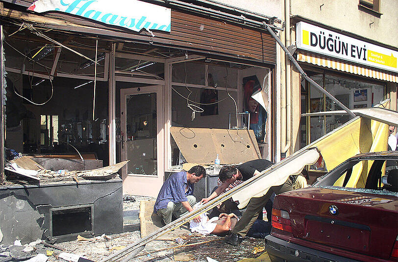 So sah es nach dem Nagelbombenanschlag 2004 in der Kölner Keupstraße aus.