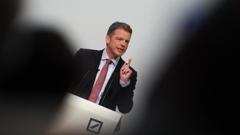 Deutsche-Bank-Chef Sewing: "Wenn wir bei der Deutschen Bank unsere eigenen Mitarbeiter vorverurteilen würden - insbesondere diejenigen, die Sachverhalte aufarbeiten - dann liefe hier etwas ganz gewaltig schief." Foto. Arne Dedert Deutsche-Bank-Chef Sewing: "Wenn wir bei der Deutschen Bank unsere eigenen Mitarbeiter vorverurteilen würden - insbesondere diejenigen, die Sachverhalte aufarbeiten - dann liefe hier etwas ganz gewaltig schief." Foto. Arne Dedert