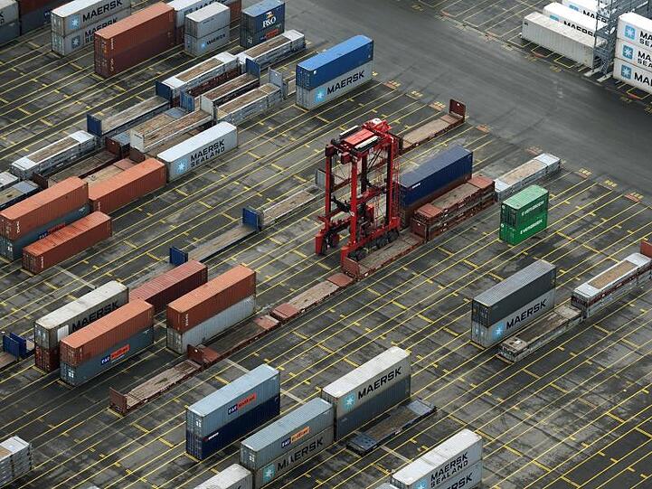 Vereinzelte Container stehen auf dem Containerterminal in Bremerhaven.