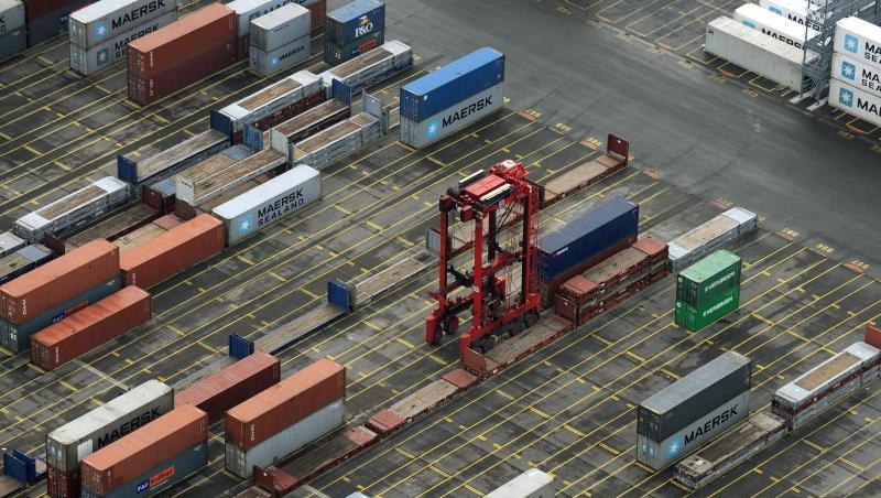 Vereinzelte Container stehen auf dem Containerterminal in Bremerhaven.