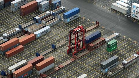 Vereinzelte Container stehen auf dem Containerterminal in Bremerhaven.