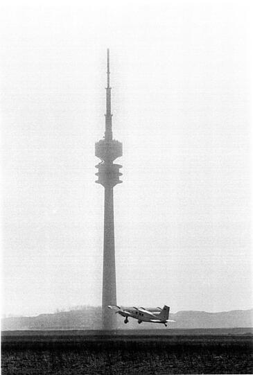 Ende einer Ära: Am 29. März 1968 - der Fernsehturm steht schon - hebt am Flughafen Oberwiesenfeld der letzte Flieger ab. Jetzt kann gebaut werden!