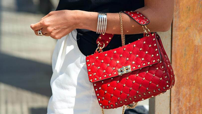 Nieten sind diesen Herbst auch an Taschen ein beliebtes Detail.