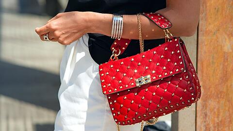 Nieten sind diesen Herbst auch an Taschen ein beliebtes Detail.