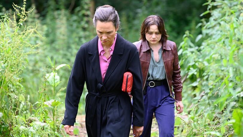 Familienzusammenführung unter kriminellen Bedingungen: Gangster-Mama Béatrice Radek (Sabine Timoteo, li.) mit ihrer traumatisierten Tochter Carla (Lena Urzendowsky). Familienzusammenführung unter kriminellen Bedingungen: Gangster-Mama Béatrice Radek (Sabine Timoteo, li.) mit ihrer traumatisierten Tochter Carla (Lena Urzendowsky).
