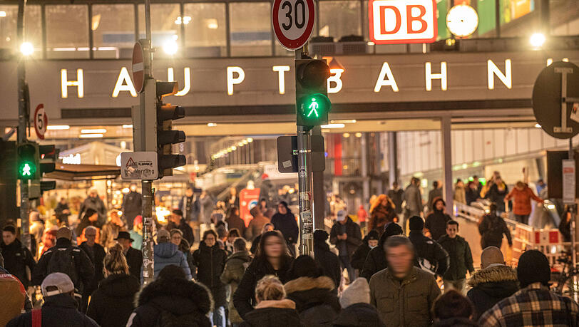Am U-Bahnabgang an der Bayer- und Schillerstra&szlig;e wurde der verletzte Mann gefunden.