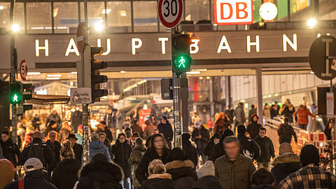 Am U-Bahnabgang an der Bayer- und Schillerstra&szlig;e wurde der verletzte Mann gefunden.
