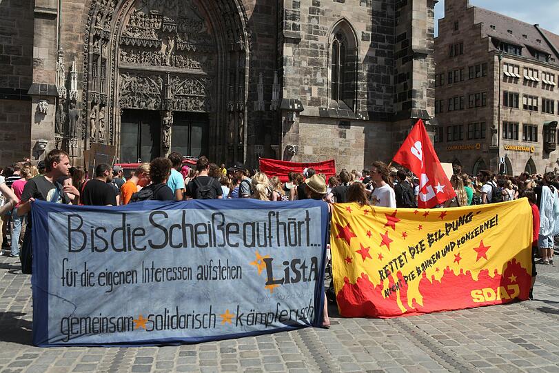 [BU]&bdquo;Die bayerischen Studiengebühren sind ungerecht und müssen weg&ldquo; &ndash; dieser Ansicht waren 400 Demonstranten in Nürnberg. Die Uni sagt: &bdquo;Das Geld kommt den Studenten selbst wieder zugute&ldquo;.