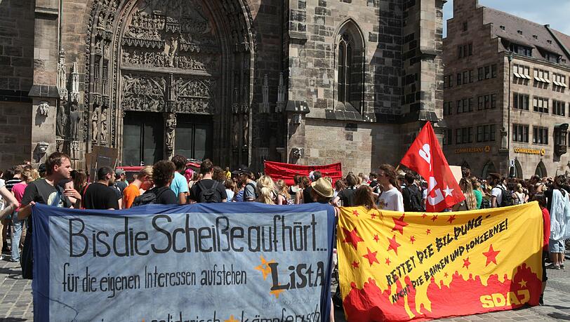 [BU]&bdquo;Die bayerischen Studiengebühren sind ungerecht und müssen weg&ldquo; &ndash; dieser Ansicht waren 400 Demonstranten in Nürnberg. Die Uni sagt: &bdquo;Das Geld kommt den Studenten selbst wieder zugute&ldquo;.