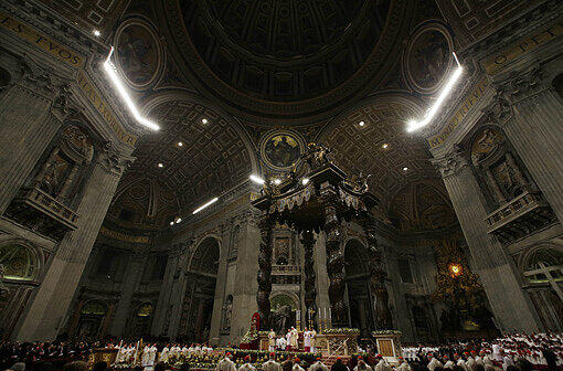 Der Papst hat im Petersdom in Rom die Mitternachtsmesse geleitet