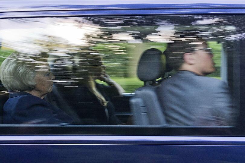 König Willem-Alexander und seine Mutter Beatrix vor dem Palast Huis ten Bosch in Den Haag.