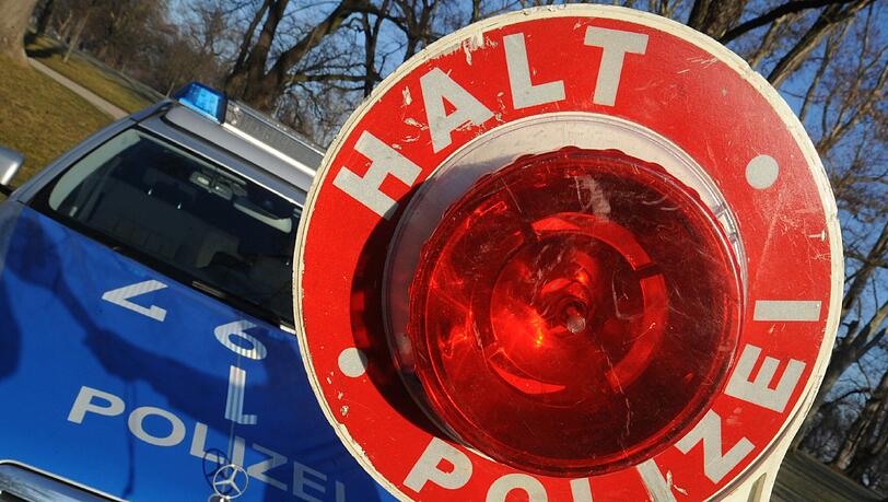 Gleich zwei Autos hintereinander rasten in Dingolfing mit 145 km/h durch eine Radarkontrolle. Gleich zwei Autos hintereinander rasten in Dingolfing mit 145 km/h durch eine Radarkontrolle.