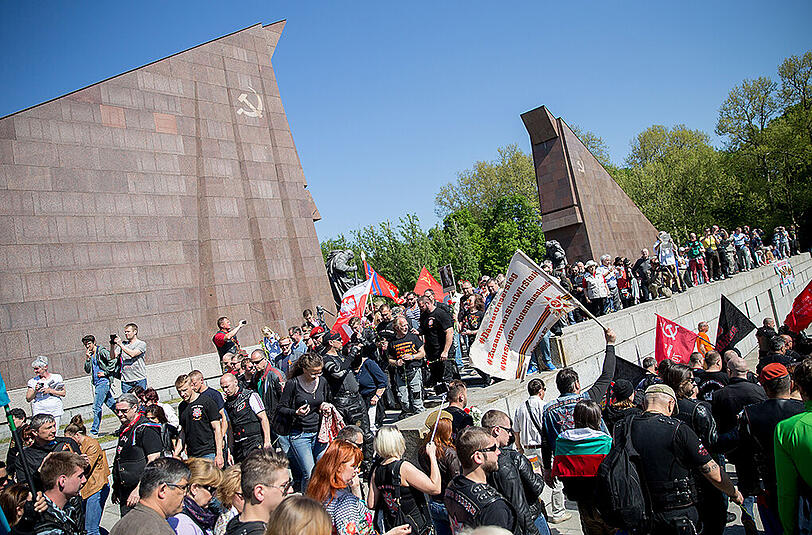 Die "Nachtwölfe"-Rocker aus Moskau sind in Berlin angekommen und versammelten sich am Sowjetischen Ehrenmal im Treptower Park. Die Tour nach Deutschland ist umstritten, die Polizei hat ein genaues Auge auf die Motorrad-Gang - die Bilder.