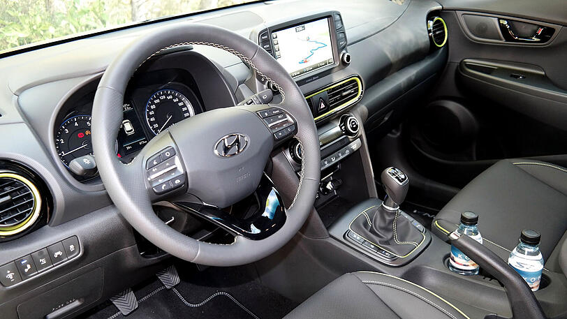 Aufgeräumt und mit angenehmen Materialien ausgestattet: das Cockpit des Hyundai Kona.