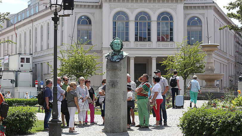 Das Gärtnerplatztheater mit der Büste von Friedrich von Gärtner.
