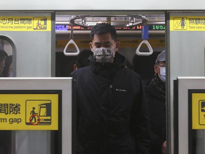 Ein Taiwanese mit Mundschutz in einer U-Bahn-Station. In Hongkong, Taiwan und Macao gibt es 17 bestätigte Erkrankungen - in anderen Ländern Dutzende mehr.